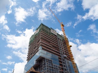 İnşaat. Yüksek bir binanın şantiyesinde kule vinci. İnşaat alanı.