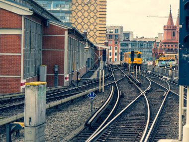Berlin 'de sarı tren. Tren istasyonda. Berlin, Almanya 'daki Oberbaum köprüsünde sarı tren