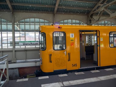 BERLİN, Almanya - Haziran 02, 2022. Berlin 'de sarı tren. Tren istasyonda. BERLİN, ALMANA - 02 Haziran 2022.
