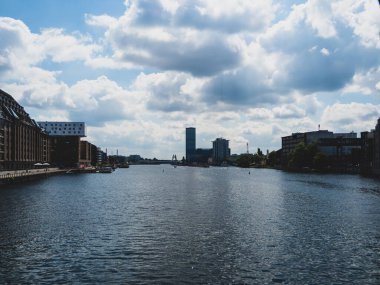 Berlin Cephesi setin üzerindeki evler. Nehir boyunca evler.