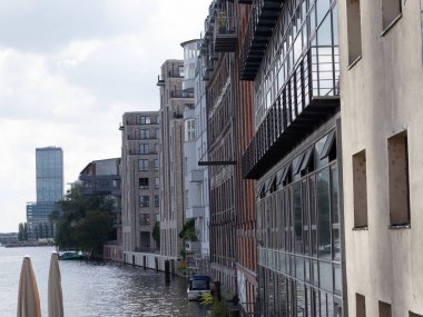 Berlin Cephesi setin üzerindeki evler. Nehir boyunca evler.