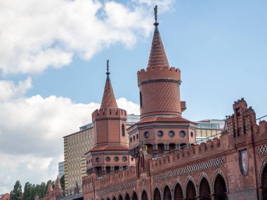 Berlin 'de sarı tren. Tren istasyonda. Berlin, Almanya 'daki Oberbaum köprüsünde sarı tren