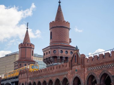 Berlin 'de sarı tren. Tren istasyonda. Berlin, Almanya 'daki Oberbaum köprüsünde sarı tren