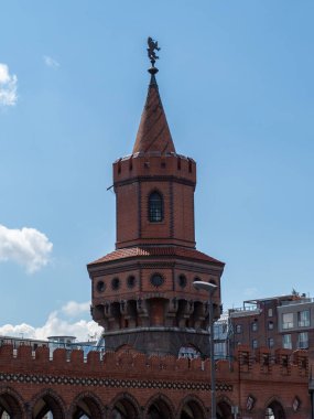 Berlin 'de sarı tren. Tren istasyonda. Berlin, Almanya 'daki Oberbaum köprüsünde sarı tren