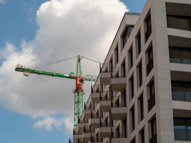 Yeni modern bina cepheleri. Yeni binalar. Binaların güzel cepheleri.