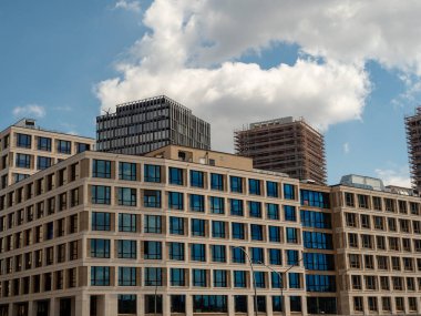 Yeni modern bina cepheleri. Yeni binalar. Binaların güzel cepheleri.