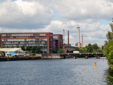 BERLİN, Almanya - Haziran 02, 2022. Berlin Cephesi setin üzerindeki evler. Nehir boyundaki evler. BERLİN, ALMANA - 02 Haziran 2022.