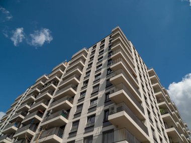 Yeni modern bina cepheleri. Yeni binalar. Binaların güzel cepheleri.