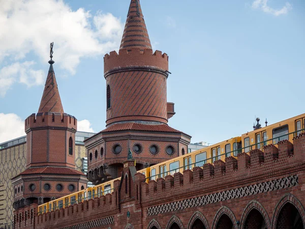 รถไฟส เหล องในเบอร สถาน รถไฟส เหล องบนสะพานโอเบอร ในเบอร เยอรม — ภาพถ่ายสต็อก