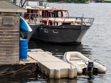 Gemi rıhtıma demir attı.