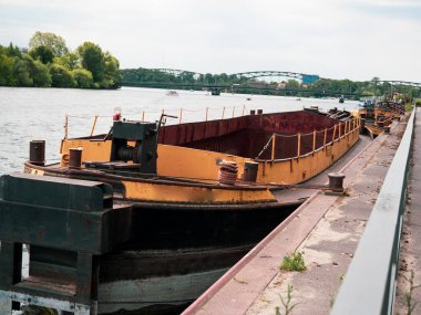 kargo mavnası kıyıya demir attı. Boş yük mavnası.