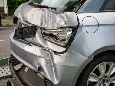 Bozuk araba. Kazadan sonra araba. Kırışık araba gövdesi.