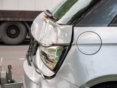 Bozuk araba. Kazadan sonra araba. Kırışık araba gövdesi.