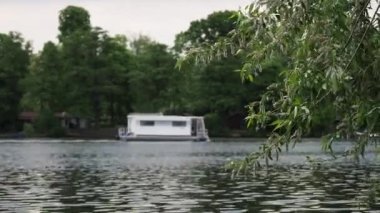 Nehir. Nehirde yüzen bir yüzen ev. Yüksek kalite 4k görüntü