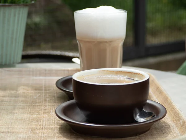 Kaffee Cappuccino Auf Einem Tisch Einem Café Kaffeetrinken — Stockfoto