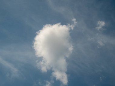 Mavi gökyüzünde beyaz bulutlar. Gökyüzündeki bulutlar.