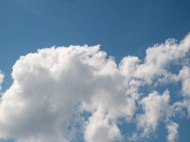 Mavi gökyüzünde beyaz bulutlar. Gökyüzündeki bulutlar.