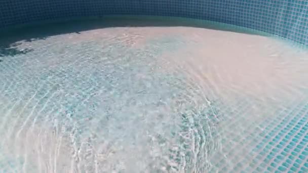 游泳池里充满了水 水流入游泳池 高质量的4K镜头 — 图库视频影像