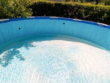 Havuz suyla dolu. Su havuza akıyor..