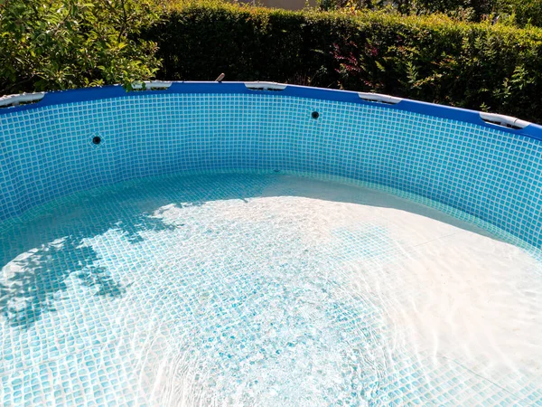 Havuz suyla dolu. Su havuza akıyor..