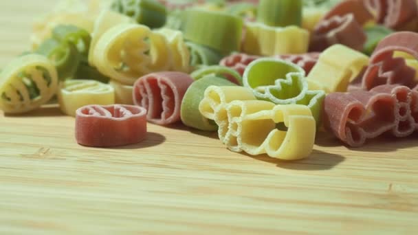 Rauwe Pasta Vermicelli Verschillende Kleuren Pasta Een Houten Achtergrond Hoge — Stockvideo