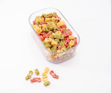 Çiğ makarna. Vermicelli farklı renklerde. Beyaz arkaplanda makarna.