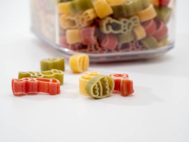 Çiğ makarna. Vermicelli farklı renklerde. Beyaz arkaplanda makarna.