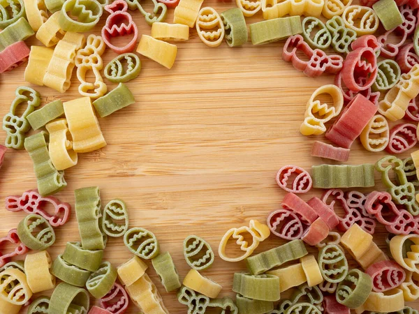 Rauwe Pasta Vermicelli Verschillende Kleuren Pasta Een Houten Ondergrond — Stockfoto