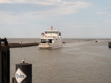 Norderney, Almanya, 30 Haziran 2022. Mavna arabaları ve insanları taşıyor. Ulaşım için mavna. Norderney, Almanya, 30 Haziran 2022.