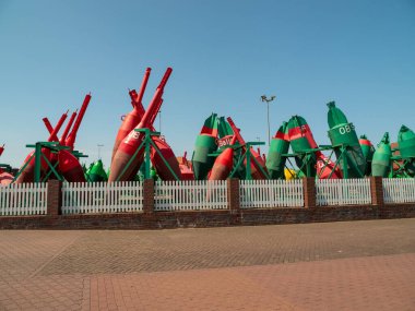 Denizci şamandıraları. Depoda renkli şamandıralar.