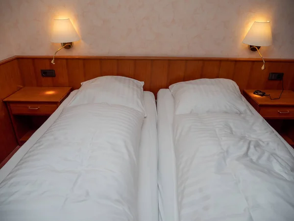 ホテルのベッドの脇のランプ — ストック写真