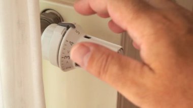 Isıtma termostatını açar. Isıtıcı radyatör termostatının elle ısıtılması. Yüksek kalite 4k görüntü