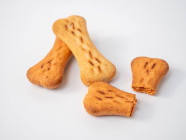 Beyaz arka planda kemik şeklinde köpek bisküvileri..