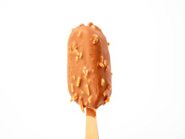 Çubuklu bademli çikolatalı dondurma. Dondurma beyaz arka planda.