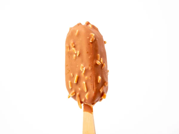 スティックにアーモンドとチョコレートアイスクリーム 白い背景のアイスクリーム — ストック写真