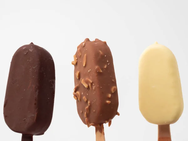 棒の上に3種類のアイスクリーム 白い背景のアイスクリーム — ストック写真