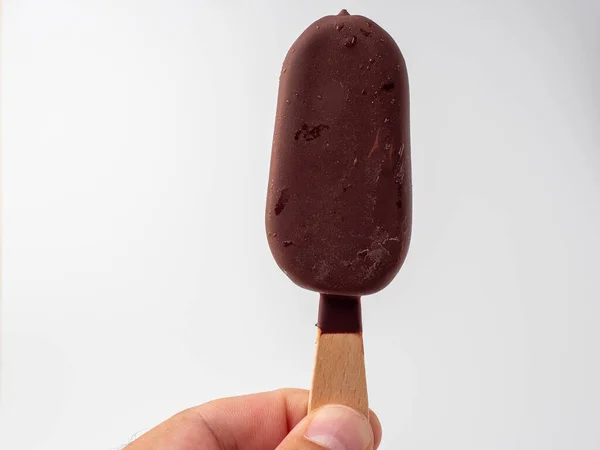 スティックの上にチョコレートアイス 白い背景のアイスクリーム — ストック写真
