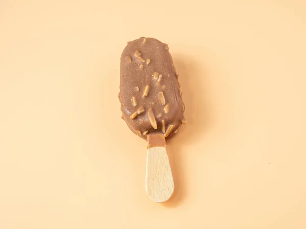 スティックにアーモンドとチョコレートアイスクリーム オレンジの背景にアイスクリーム — ストック写真