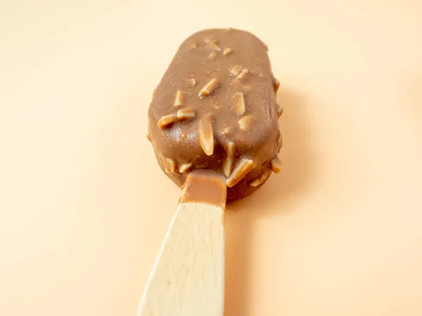 Helado Chocolate Con Almendras Palo Helado Sobre Fondo Naranja — Foto de Stock