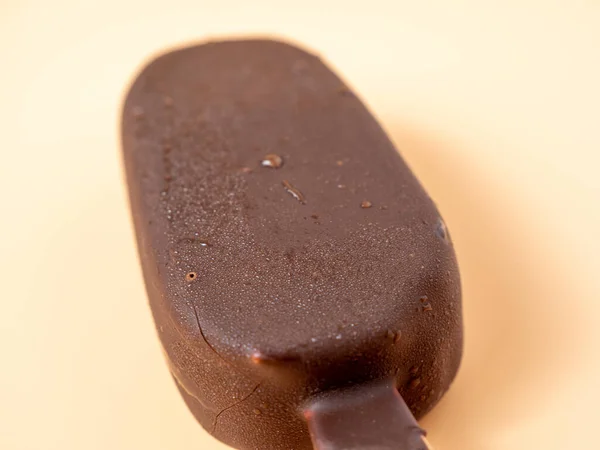 Helado Chocolate Palo Helado Sobre Fondo Naranja — Foto de Stock