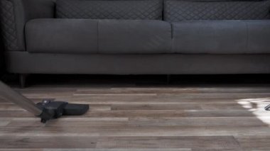 Yerleri süpürüyorum. Ev temizliği. Yüksek kalite 4k görüntü