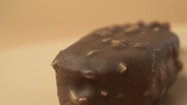 Παγωτό Σοκολάτας Αμύγδαλα Ξυλάκι Παγωτό Πορτοκαλί Φόντο Υψηλής Ποιότητας Πλάνα — Αρχείο Βίντεο