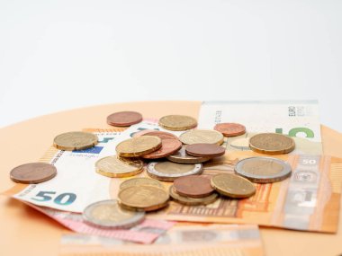 Avro banknotları ve bozuk paralar. Nakit. Tasarruf kavramı.