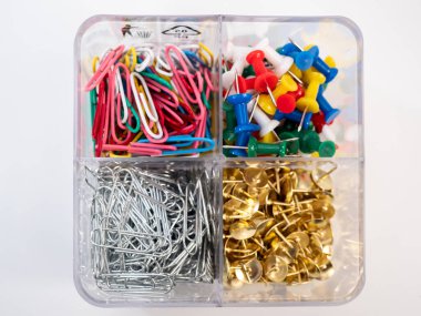 Ataçlar ve düğmeler. Bir dizi ataç..