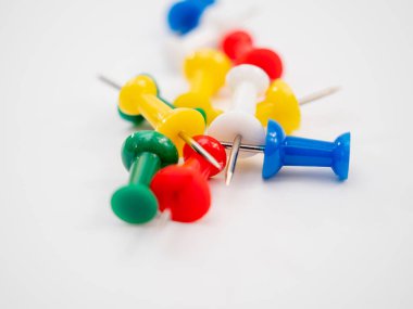 Renkli başparmak düğmeleri. Çok renkli düğmeler.