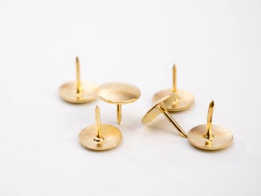 Bir dizi altın raptiye. Altın düğmeler.