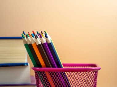 Eğitim ve okul konseptine geri dönüş. Okul malzemeleri..