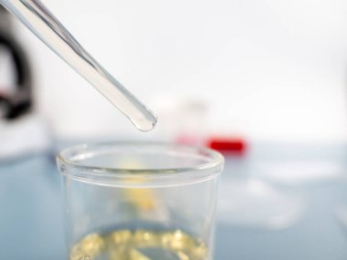 Analitik kimya - örnek laboratuarda analiz için test tüpüne yerleştiriliyor.