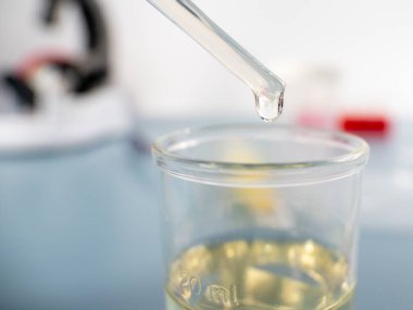 Analitik kimya - örnek laboratuarda analiz için test tüpüne yerleştiriliyor.