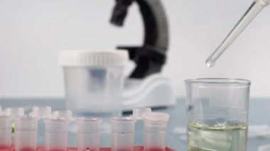 Analitik kimya. Örnek bir test tüpüne yerleştiriliyor..